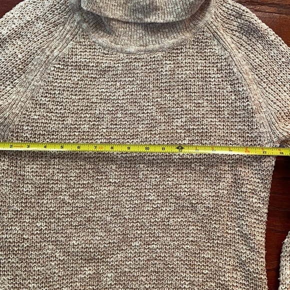 L.L. Bean Chunky Knit Cowl Neck Cream Tan Heather Cozy High Low Sweater Size M - Picture 4 of 10
